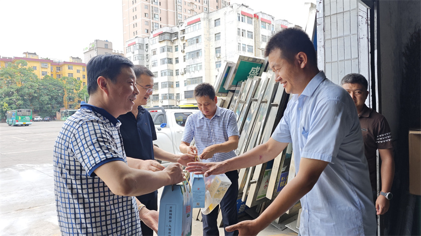 夏日送清涼，關(guān)懷暖人心
